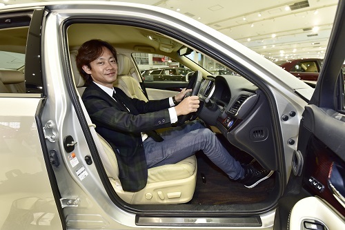 試乗車はクラウンロイヤルの本革シート仕様。こちらはオプションのレザーシートパッケージに装備される