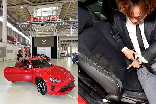 86はスポーツドライビングも想定し、ホールド性を高めた形状。脇阪氏が指をさしているポイント