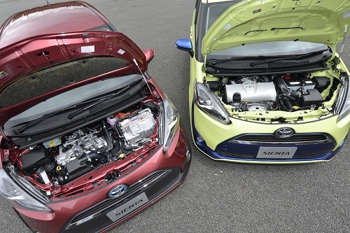 トヨタ シエンタもガソリン車とハイブリッドをともに揃える車種のひとつ。ガソリン車は1.5L、ハイブリッドは1.5L+モーターのTHSII