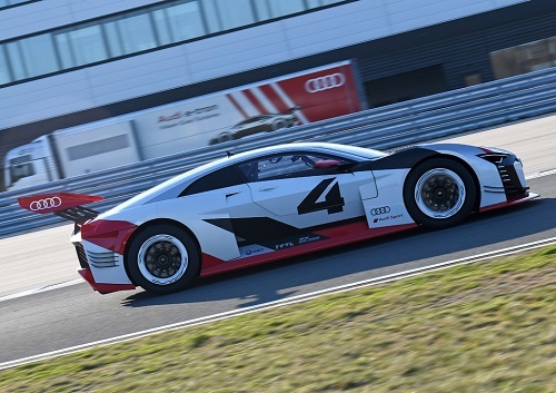 R8のような印象も受けるこのクルマ。新時代を感じさせるデザインだ
