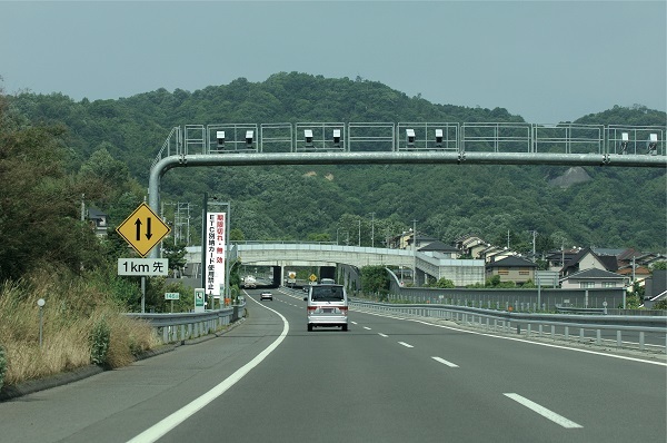 高速道路上に設置されたNシステム。ここを通過する車のナンバーはもちろん、ドライバーの顔までも撮影・記録されている