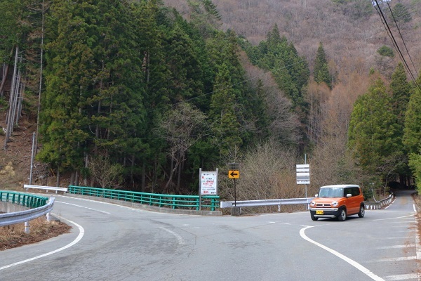 冒頭の「通行不能」標識の分岐。どう考えても左側が国道っぽいが、本物の国道はハスラーがいる方の側道だ