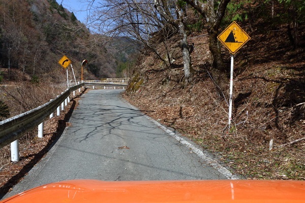 標識から「国道152号線」を進むと、早くも落石注意の看板が……