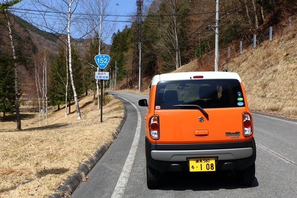 なぜか道が急に開けた!? 道路脇には「国道152号線」を示す標識も!