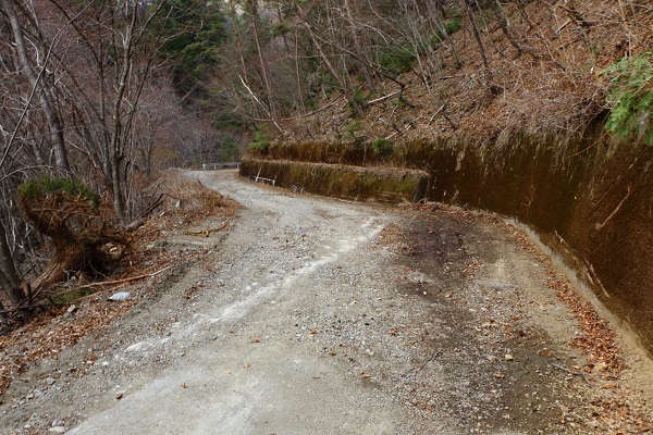 写真、手前が舗装路と砂利道の境。ここからはグラベルの「国道」だ!!