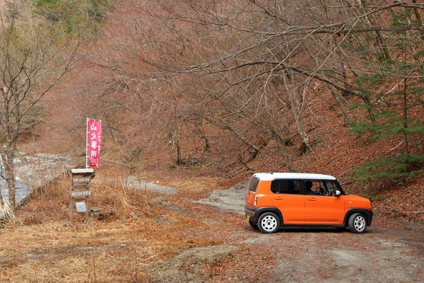 別アングルから見た国道152号線の車で行ける最終地点。この先は徒歩でも曖昧な道だが、川沿いが点線国道として地蔵峠まで延びている