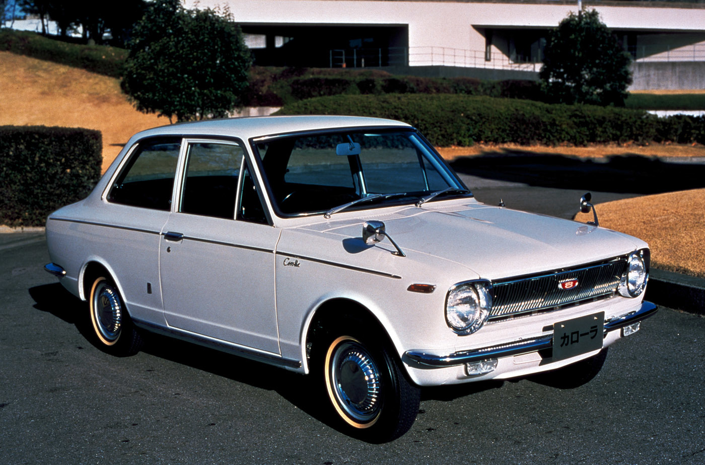 1966年に登場。当時、市場の中心だったサニーよりも100cc排気量が大きいことをアピールした「プラス100ccの余裕」というキャッチコピーで勝負を煽った