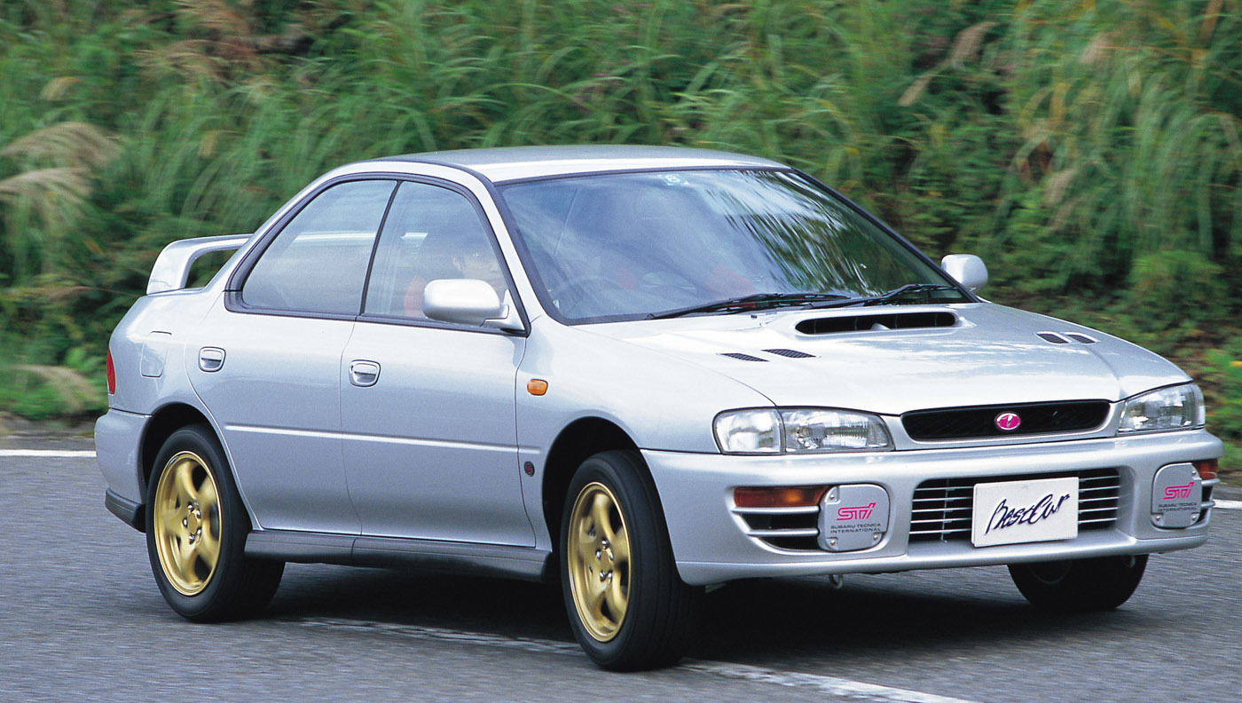 1994年1月、初代インプレッサWRX STi発売(当時「i」は小文字表記だった)。以降10年に渡って熾烈なランエボとの開発競争が勃発する