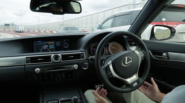 こちらは2015年にレクサスが行った公道での自動運転