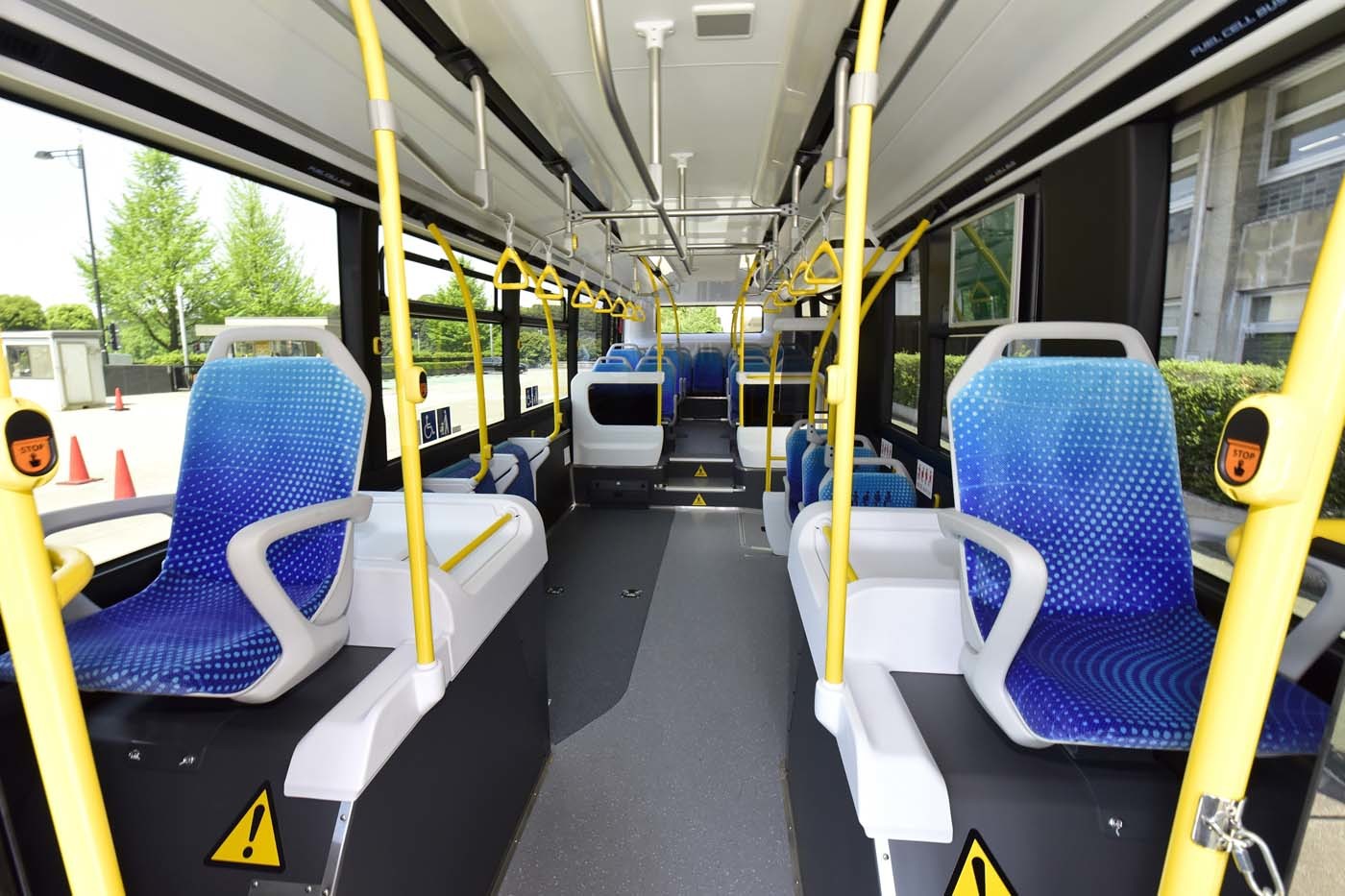 室内。バスは乗客が立ったまま乗るため車内振動の抑制がよりシビアになる