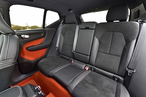 リアシートの背もたれがたち過ぎているXC40。運転しているドライバーはいいが長距離後部座席にのる家族はつらいか?