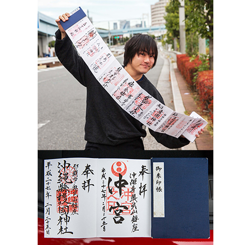(上)御朱印を広げる西尾氏(下)沖縄の御朱印