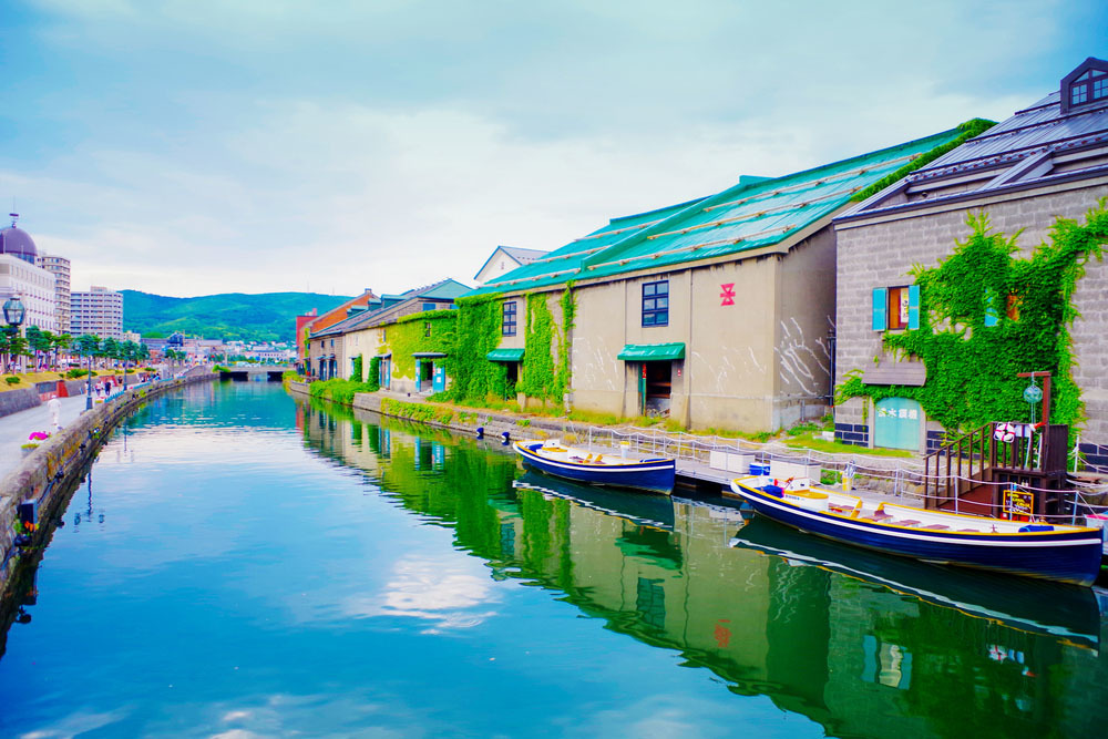 北海道といえば絶景スポットのオンパレード。札幌、函館、旭川などを訪れて、旅の記念に愛車と一緒に写真を撮れば、一生の記念になるぞ!