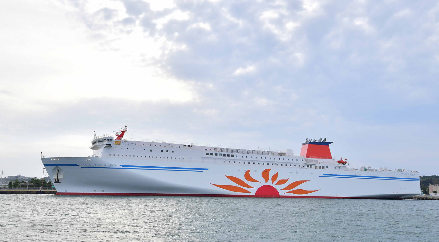 「さんふらわあ」は全長199.7m、全幅27.2m、旅客定員590名、1万3816トン、航海速力24ノット。2基のV14気筒ディーゼルエンジンとモーターのCRP推進システムを持つハイブリッド船