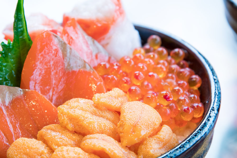 北海道といえば海産物! 各地で開催されている朝市で海鮮丼を食べる!! なんという贅沢三昧!!