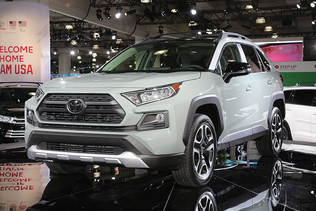 新型RAV4はグレードによってフロントマスクが違う