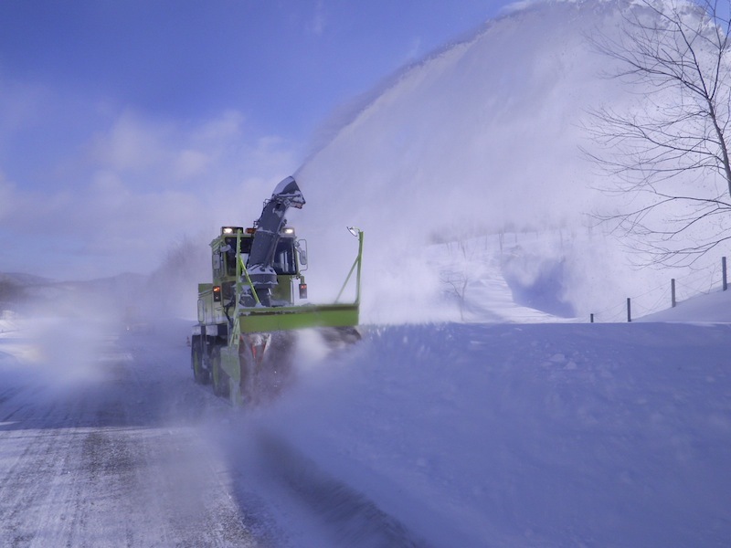 ロータリー式除雪車の操作は非常に繊細な操作が要求される